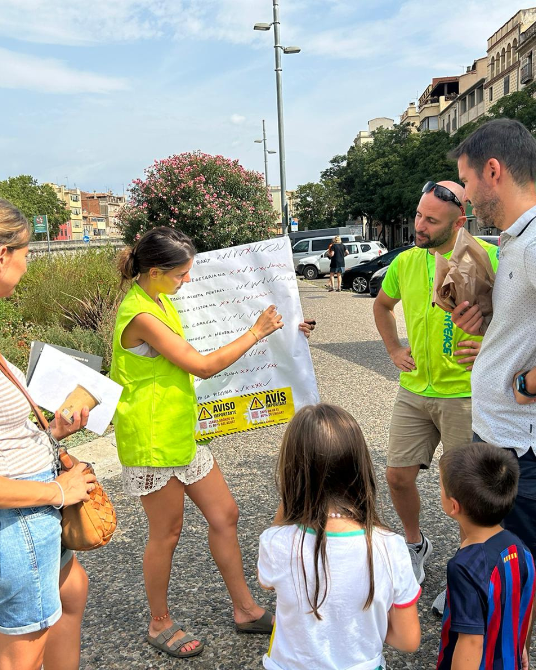 Las voluntas de Girona realizando la encuesta de ahorro de agua