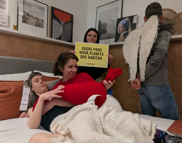 Pareja de voluntas sosteniendo un corazón, volunta sosteniendo un cartel que reza: "Casas para vivir, planeta que habitar" y volunta con alas de Cupido.