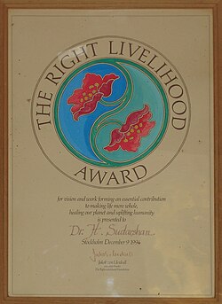 Diploma del Right Livelihood Award concedido a Vandana Shiva en 1993 por su trabajo en defensa de la biodiversidad, la agricultura sostenible y los derechos de las comunidades campesinas.