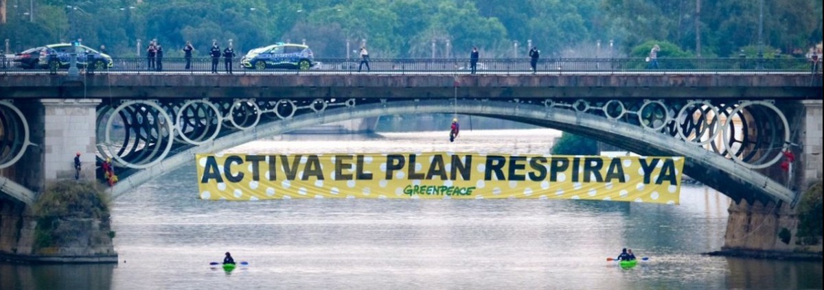 Pancarta desplegada en Sevilla para demandar la puesta en marcha del plan de movilidad sostenibl